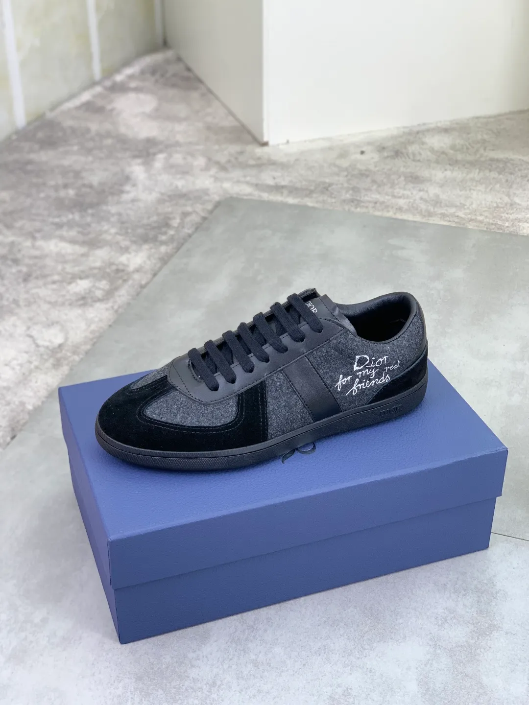 Men's shoes 💰P380 New Dior B01 moral training shoes, white first-layer cowhide, original molded outsole. New to the fall collection, this sneaker marks the return of a Dior classic, reinterpreted in a stylish and elegant silhouette. Crafted from white smooth first-grain cowhide with a tonal silk sheepskin lining, it features the Dior logo on the tongue and inner sides, and a CD icon on the heel. Paired with Tpu anti-slip soles of the same color, it can be matched with various styles to create a sophisticated look.  Code number: 38-44